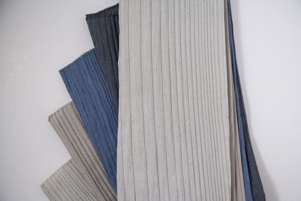 Natūralaus pluošto audinių spalvų ir tekstūrų paletė interjerui