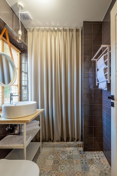 Drėgmei atspari užuolaida interjere, suteikianti jaukumo ir natūralaus audinio įspūdį