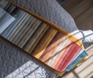 Naktinių užuolaidų audinių spalvų paletė su įvairiais atspalviais