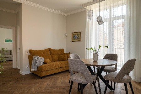 Baltos spalvos dieninės užuolaidos šviesiame interjere