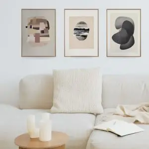 Trijų paveikslų kompozicija interjere