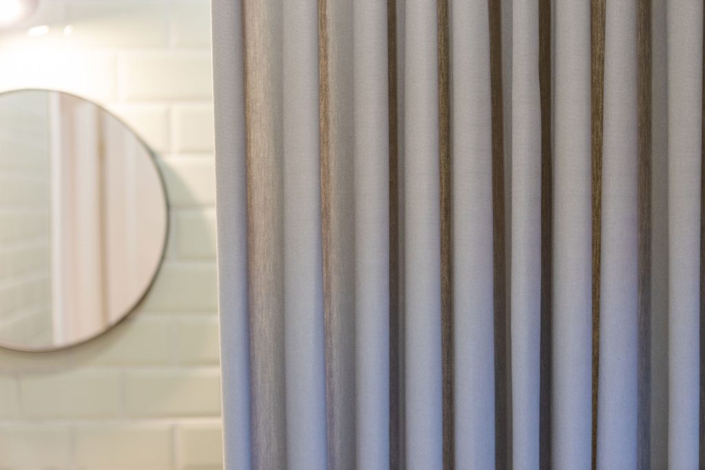 Universali spalvos dušo užuolaida interjere, tinkanti moderniam ir klasikiniam stiliui