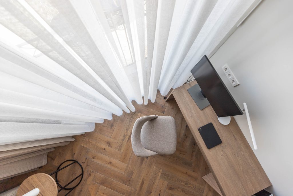 Lengvai krentanti balta dieninė užuolaida, pritaikyta pagal lango matmenis Klaipėdoje