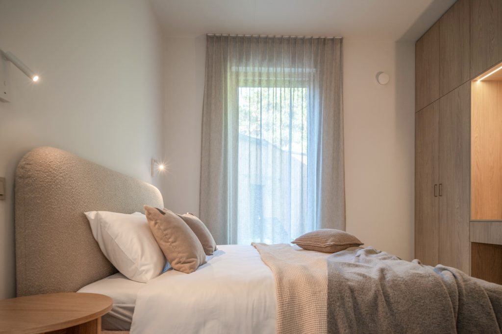 Pilkšvos spalvos dieninės užuolaidos moderniame interjere