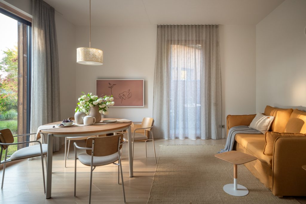 Tanki rusva dieninė užuolaida, pritaikyta pagal lango matmenis Klaipėdoje