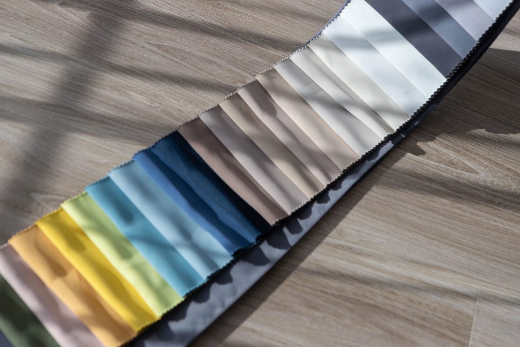 Akustinių audinių spalvų paletė su įvairiais interjero audinių atspalviais