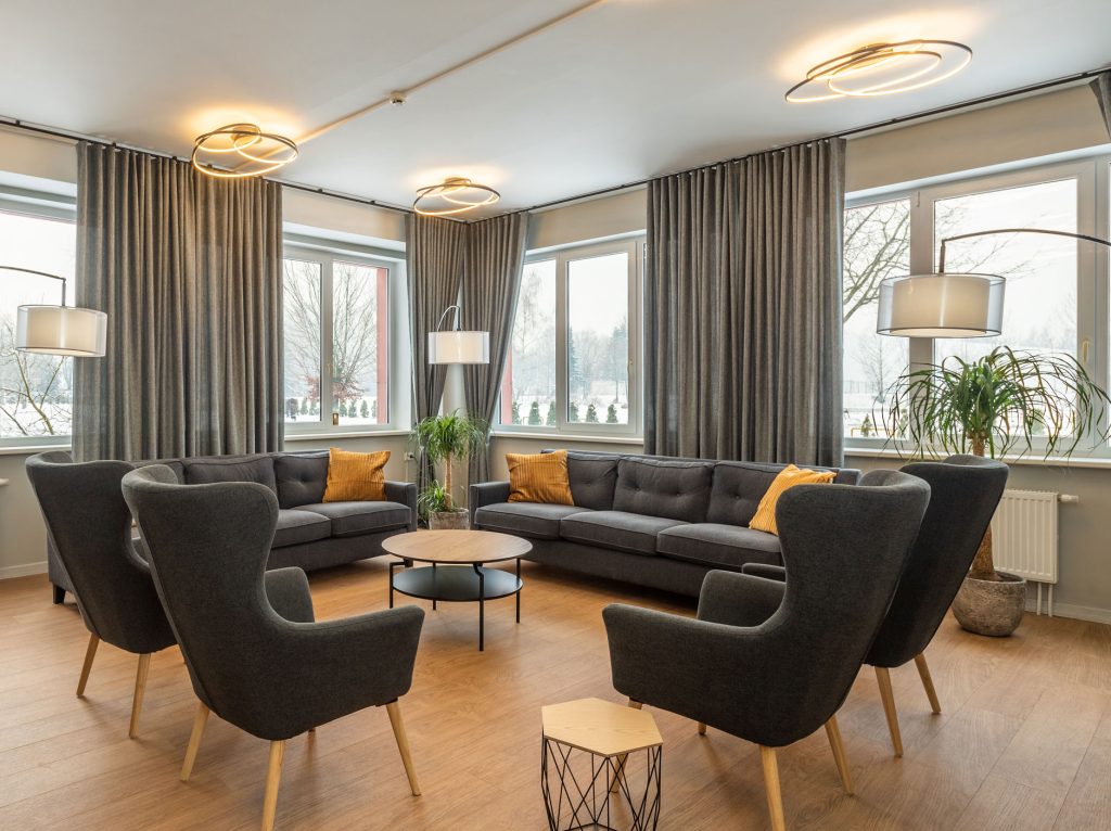 Naktinės užuolaidos pasitarimų kambario interjere, užtikrinančios privatumą ir jaukumą