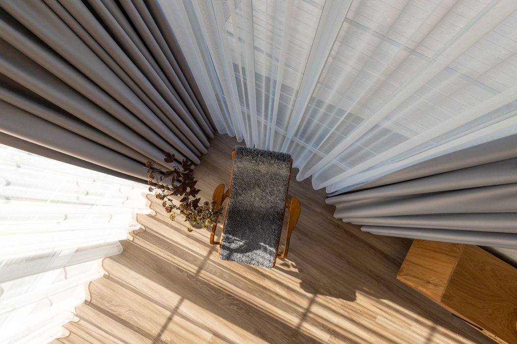 Elegantiškos dieninės ir naktinės užuolaidos mūsų kliento interjere Klaipėdoje