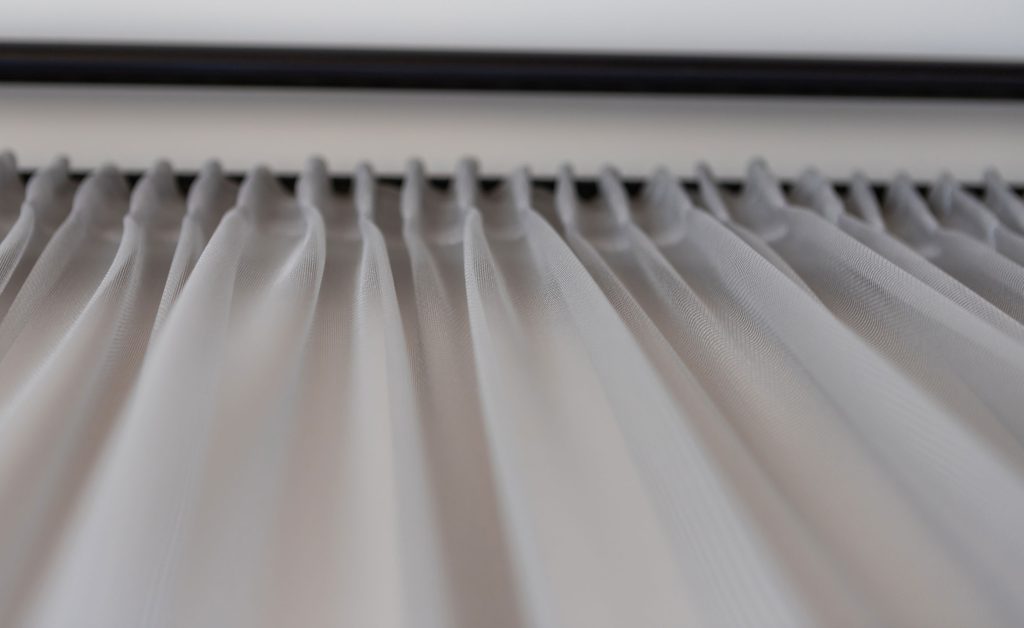 Lengvai krentanti skaidri pilkšva dieninė užuolaida, pritaikyta pagal lango matmenis Klaipėdoje