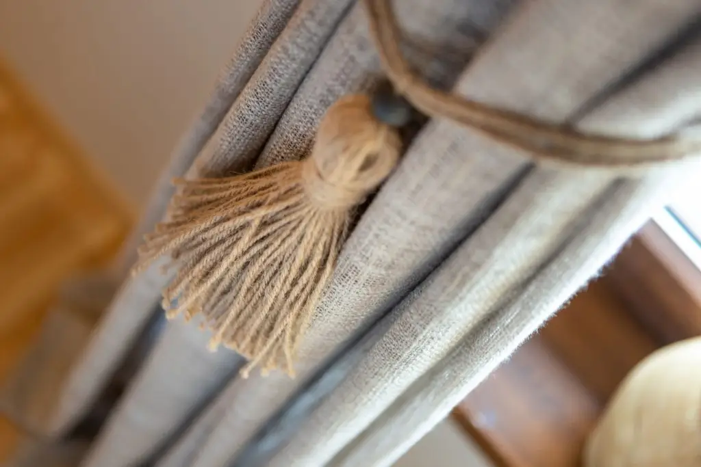 Naktinės užuolaidos su rankų darbo kutosu Klaipėdoje