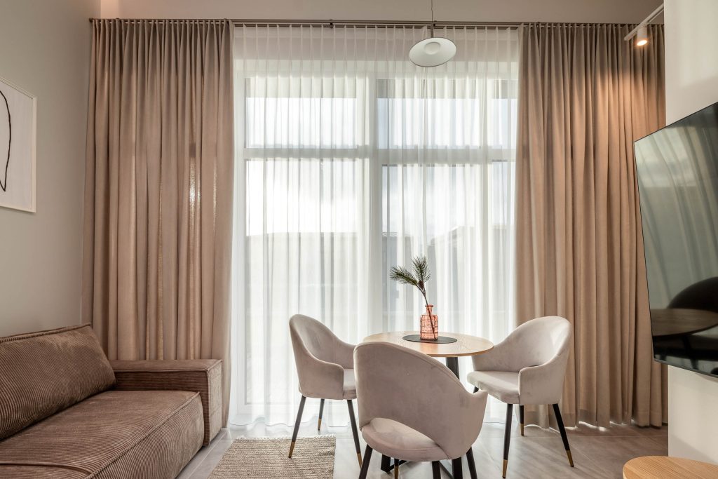 Naktinės tekstūrinės ir dieninės užuolaidos kliento namų interjere