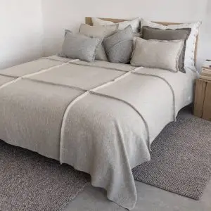 Natūralios vilnos beige lovatiesė interjere