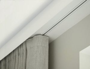 Viengubas lubinis juodas užuolaidų bėgelis su borteliu, pritaikytas pagal lango matmenis Klaipėdoje