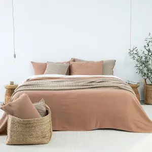 Terakotos spalvos lovatiesė interjere