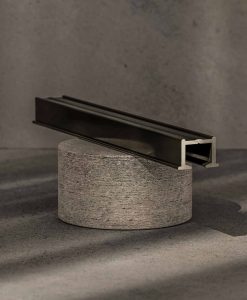 Įleidžiamas lubinis bėgelis užuolaidoms minimalistiniame interjere