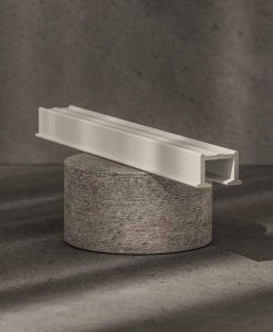 įleidžiamas lubinis bėgelis užuolaidoms minimalistiniame interjere