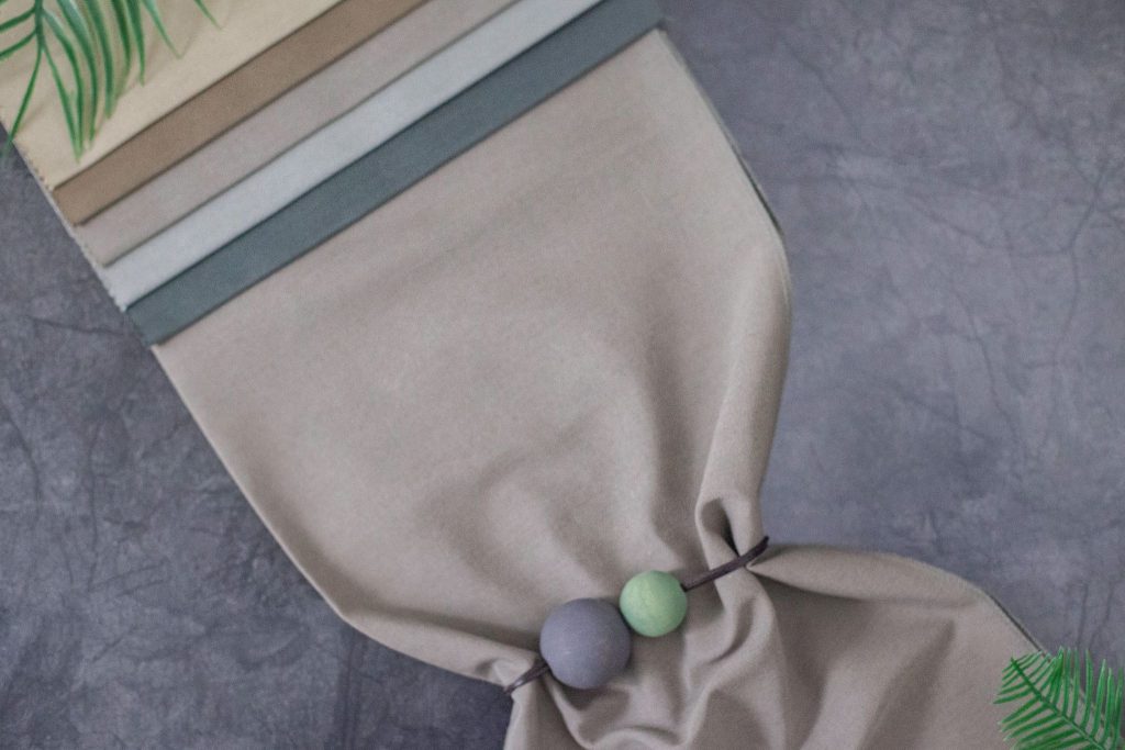 Drėgmei atsparių audinių paletė su įvairiais spalvų pavyzdžiais