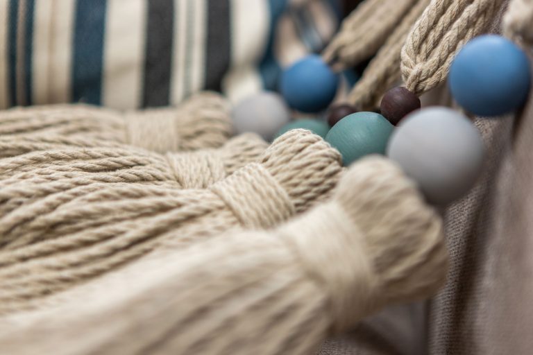 Rankų darbo medvilniniai kutosai užuolaidų dekorui