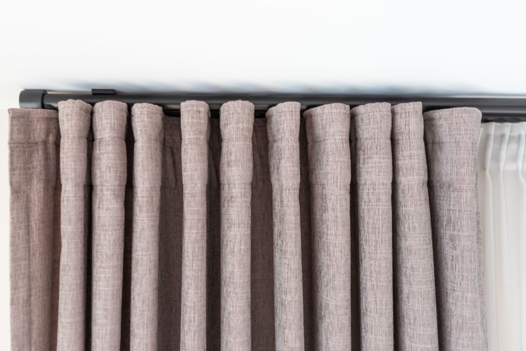 Užuolaidos su stambiomis klostėmis moderniame interjere